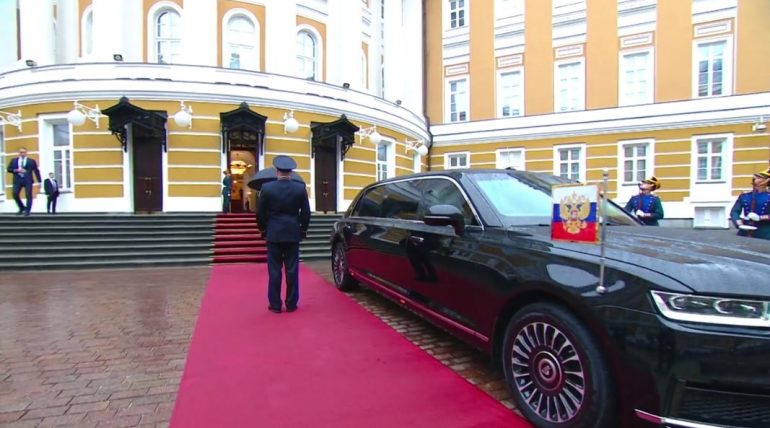 Путин приехал к Кремлевскому дворцу в новом Aurus Senat