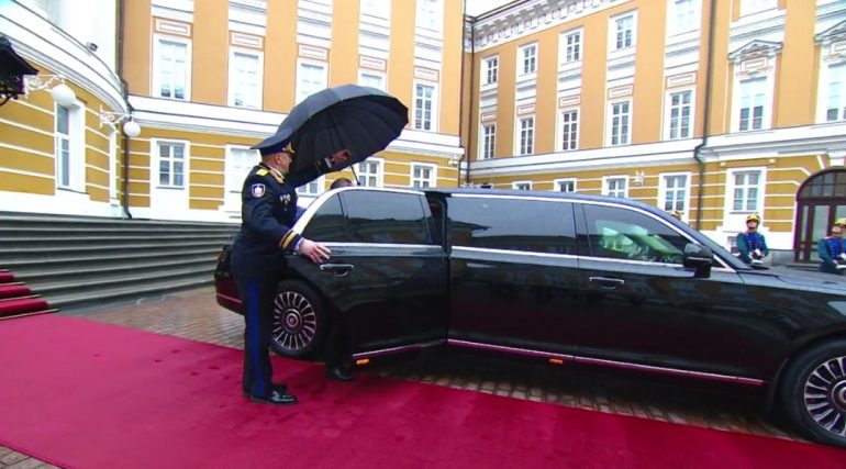 Путин приехал к Кремлевскому дворцу в новом Aurus Senat