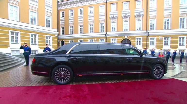 Путин приехал к Кремлевскому дворцу в новом Aurus Senat