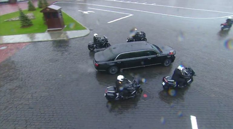 Путин приехал к Кремлевскому дворцу в новом Aurus Senat