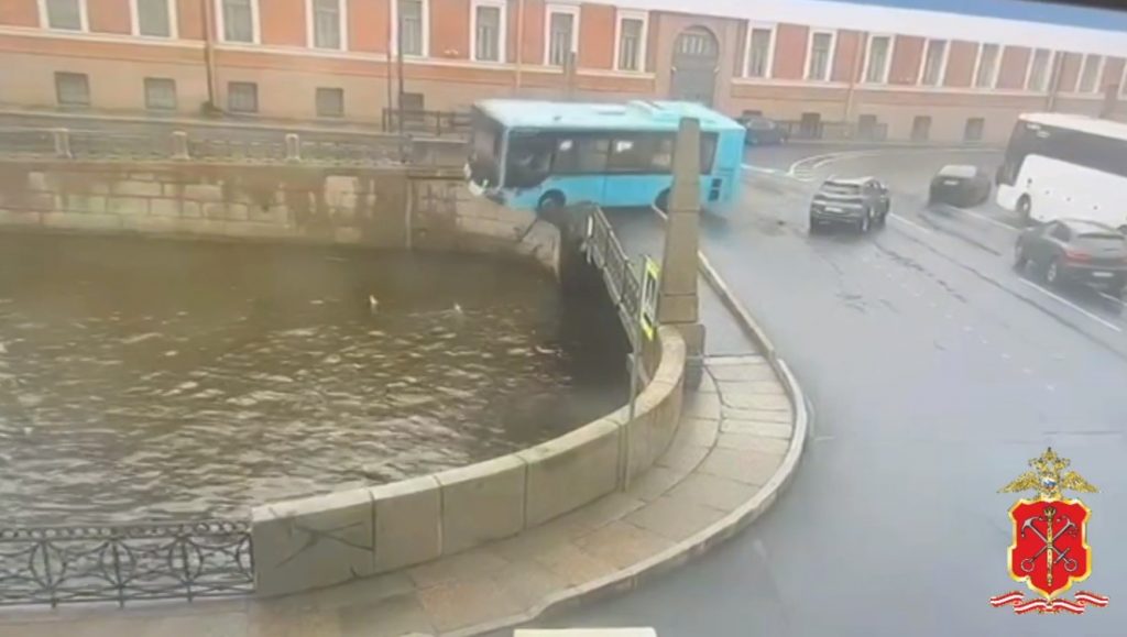 Полиция показала, как на Поцелуевом мосту автобус попал в ДТП и упал в Мойку