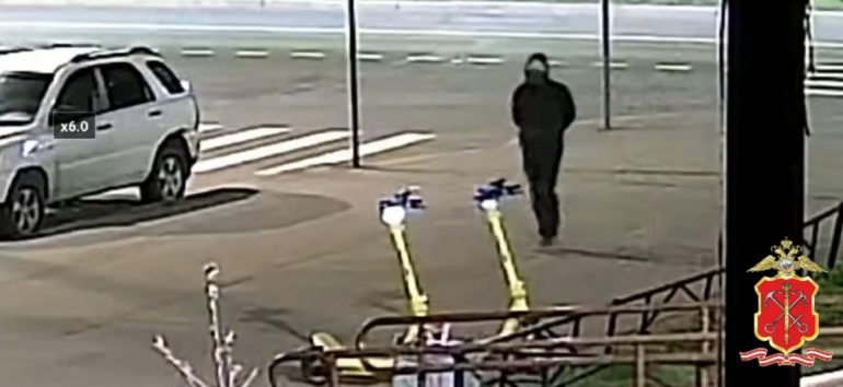Задержан плеснувший черным на Знамя Победы на Королева
