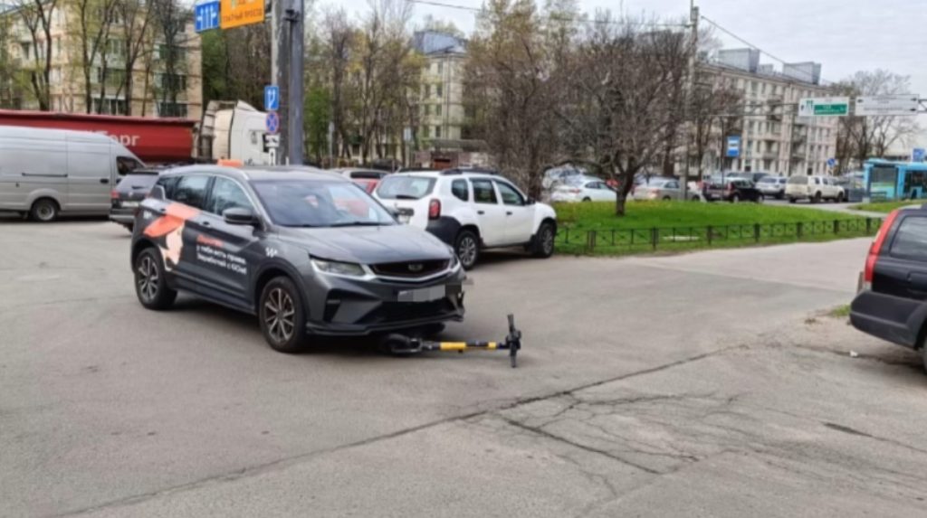 На Благодатной в ДТП попал подросток на кикшеринге, аккаунт ему зарегистрировали, хотя мальчику нет 18