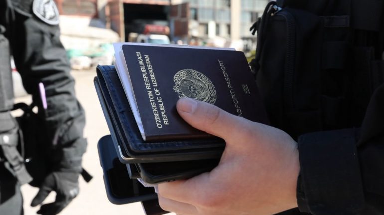 В полиции рассказали, кого задержали по делу о легализации тысяч мигрантов