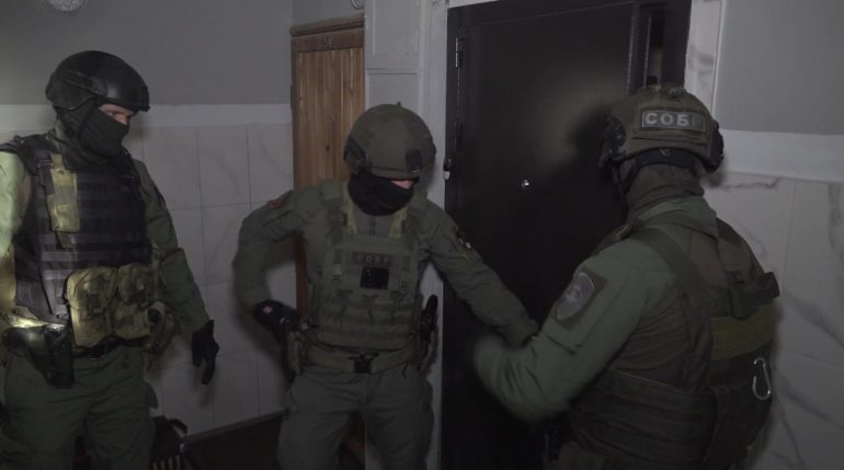 В полиции рассказали, кого задержали по делу о легализации тысяч мигрантов