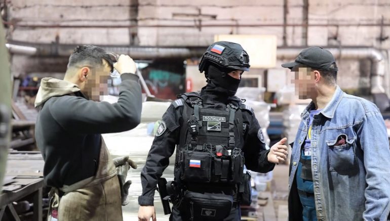 В полиции рассказали, кого задержали по делу о легализации тысяч мигрантов
