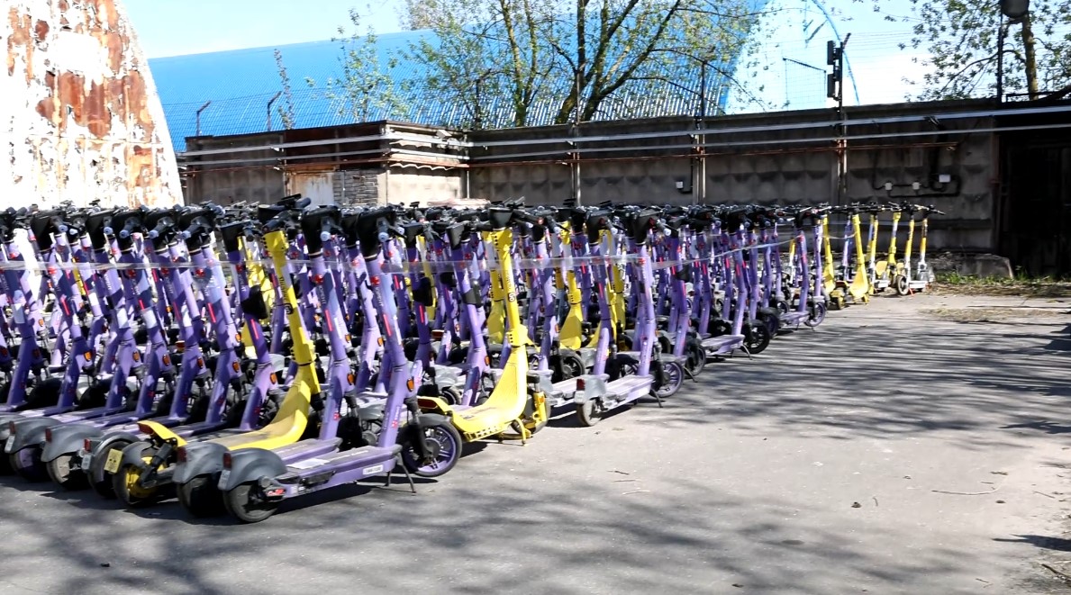 В КИО объяснили, почему в Петербурге нет платных парковок для электросамокатов