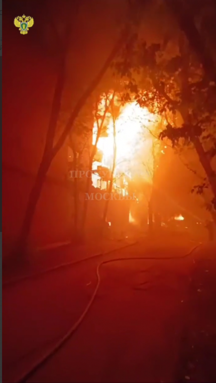 Административное здание загорелось на 2,5 тысячи «квадратах» на востоке Москвы