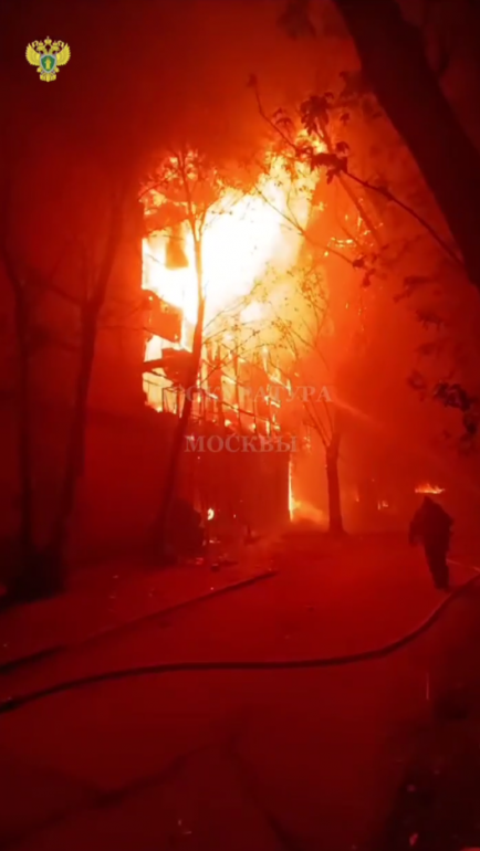 Административное здание загорелось на 2,5 тысячи «квадратах» на востоке Москвы