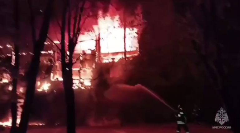 Административное здание загорелось на 2,5 тысячи «квадратах» на востоке Москвы
