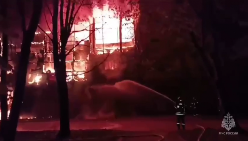 МЧС показало кадры горящего здания на востоке Москвы