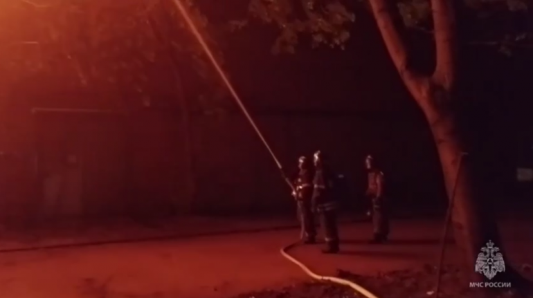 МЧС показало кадры горящего здания на востоке Москвы