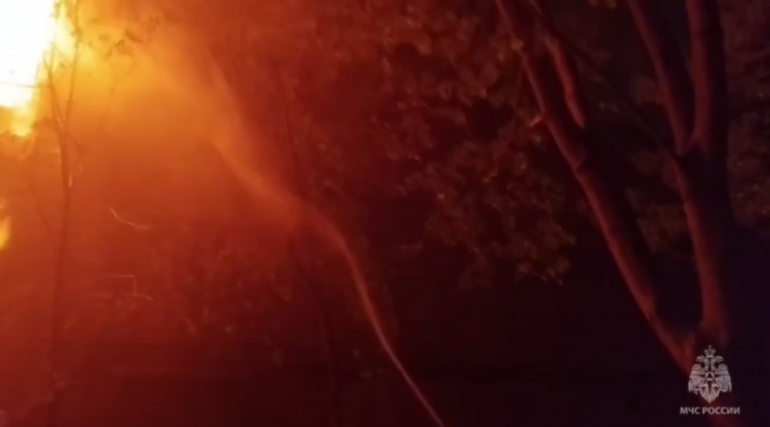 МЧС показало кадры горящего здания на востоке Москвы