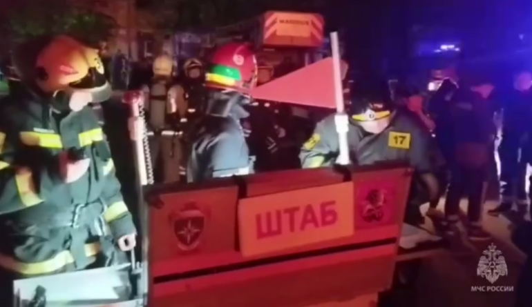 МЧС показало кадры горящего здания на востоке Москвы