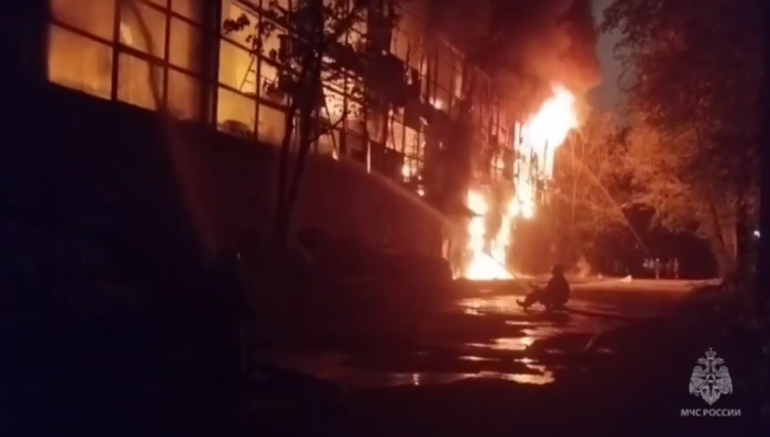 МЧС показало кадры горящего здания на востоке Москвы