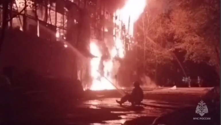 МЧС показало кадры горящего здания на востоке Москвы