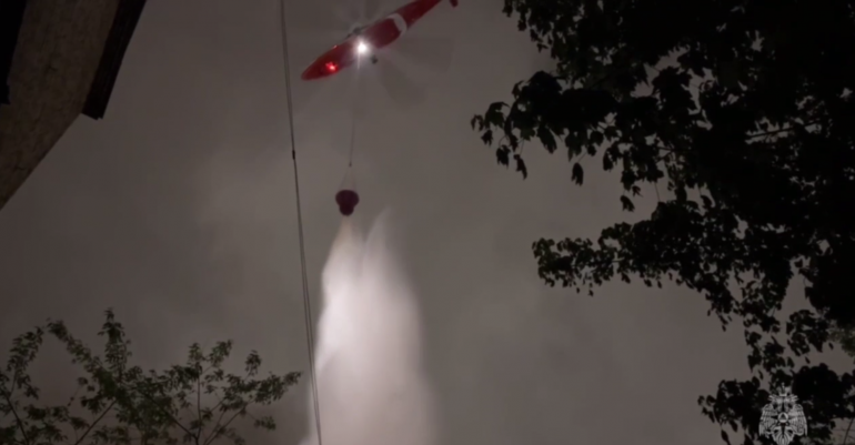 Сотрудники МЧС сбили пламя с горящего здания на востоке Москвы