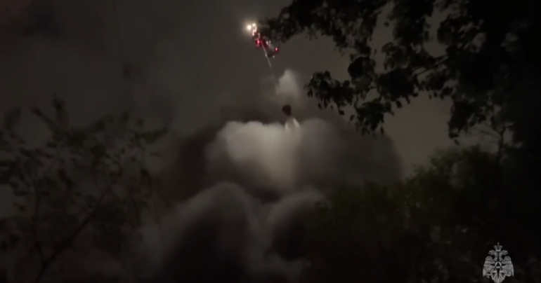 Сотрудники МЧС сбили пламя с горящего здания на востоке Москвы