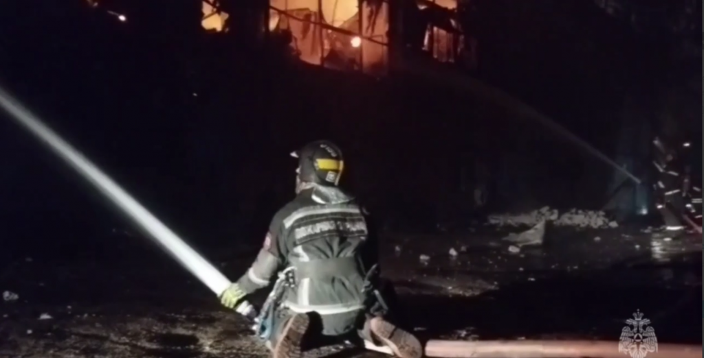 Сотрудники МЧС сбили пламя с горящего здания на востоке Москвы