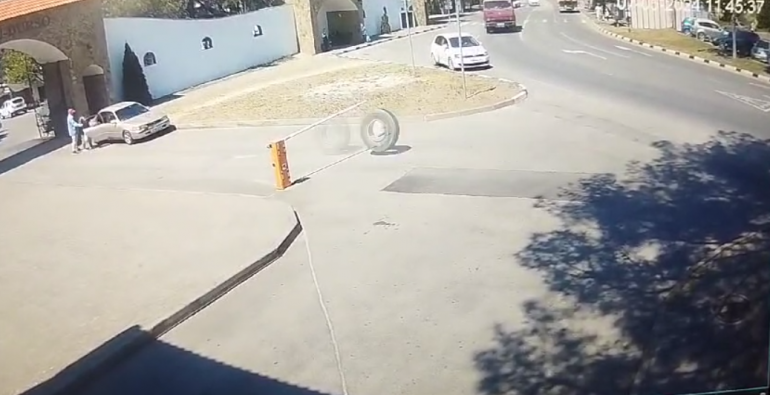 На Кубани отскочившее на скорости колесо грузовика врезалось в людей