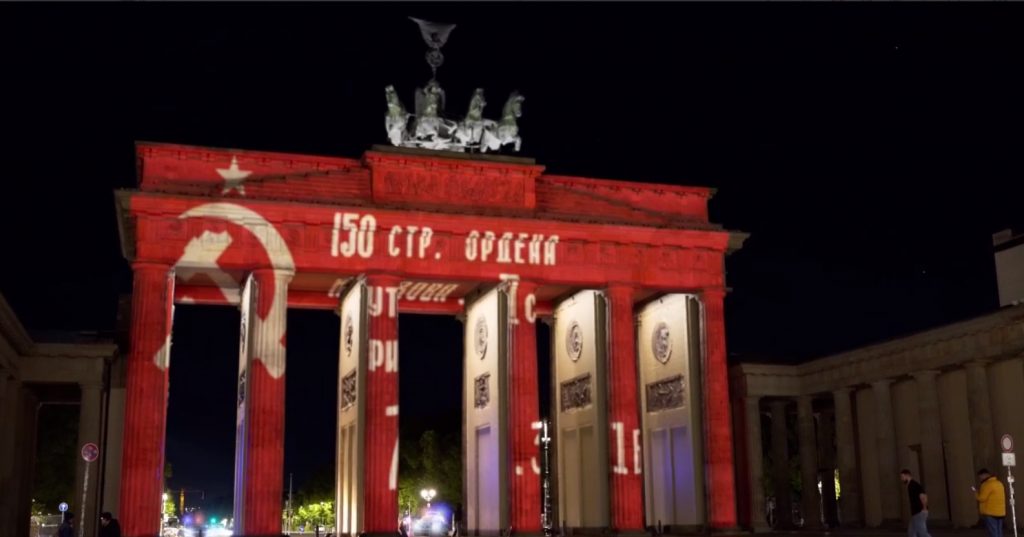 В Берлине на Бранденбургские ворота вывели символ победы Красной Армии над фашистами