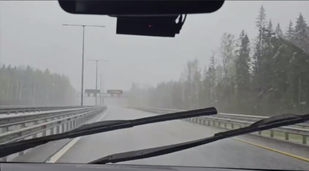 Водителям ограничили скорость на М-11 «Нева» из-за снегопада