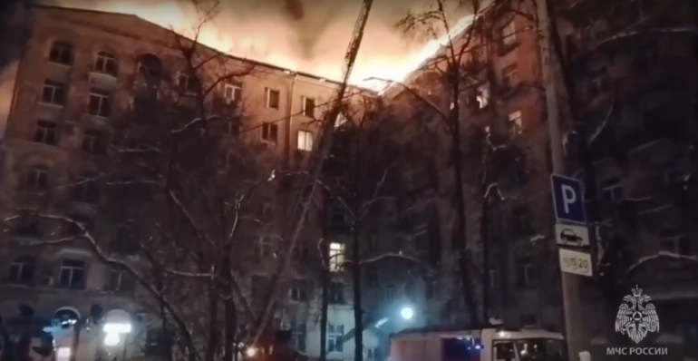 Огонь уничтожил 300 «квадратов» кровли жилого дома на В.О.