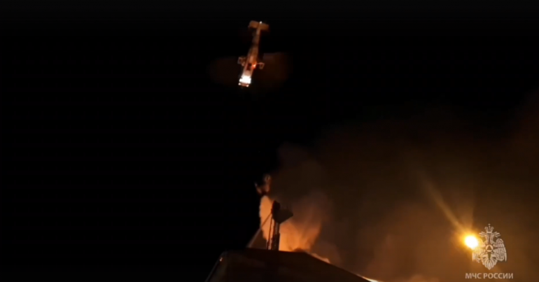 Огонь уничтожил 300 «квадратов» кровли жилого дома на В.О.