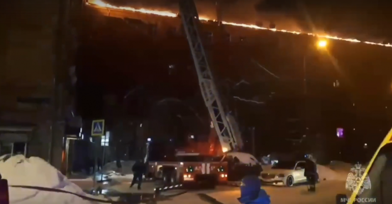 Огонь уничтожил 300 «квадратов» кровли жилого дома на В.О.