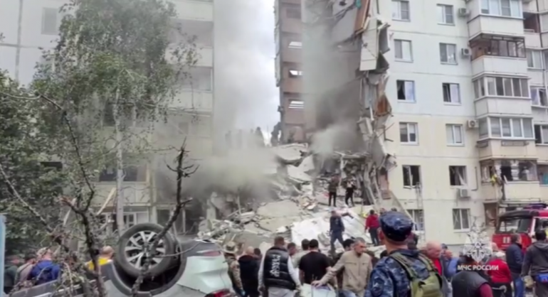 В Белгороде при разборе завалов пострадали трое спасателей МЧС