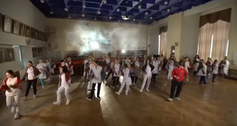 В НИИ скорой помощи Джанелидзе 100 медсестер поют песню Куртуковой «Матушка»