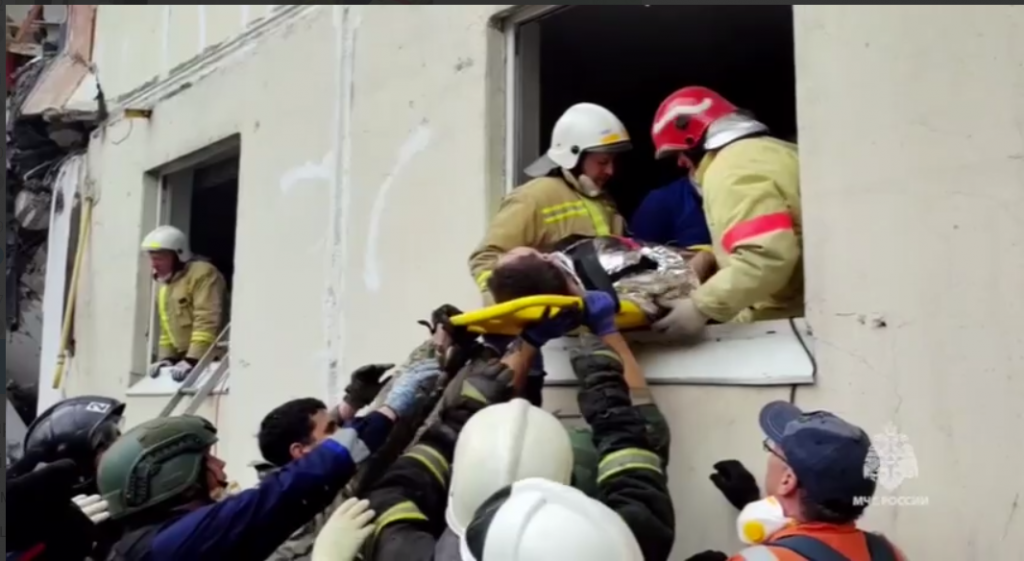 МЧС показало спасение мужчины в Белгороде, а младенца с баротравмой везут в Москву