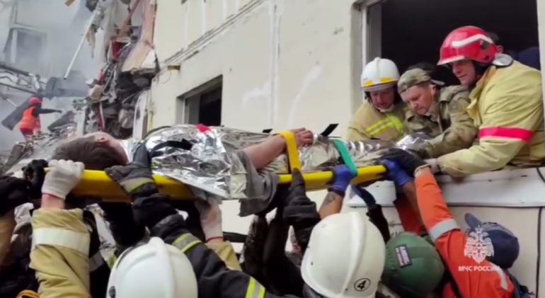 МЧС показало спасение мужчины в Белгороде, а младенца с баротравмой везут в Москву