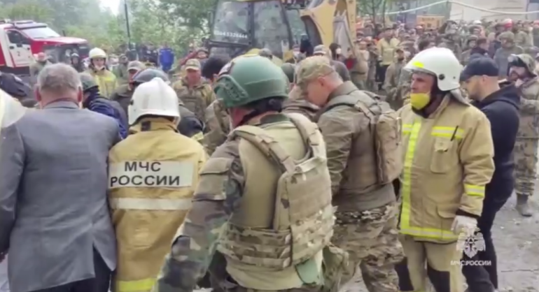 МЧС показало спасение мужчины в Белгороде, а младенца с баротравмой везут в Москву