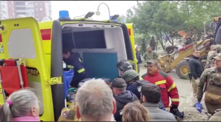 МЧС показало спасение мужчины в Белгороде, а младенца с баротравмой везут в Москву