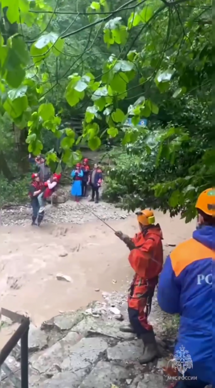 Сотрудники МЧС спасли застрявших в Агурском ущелье туристов с ребенком