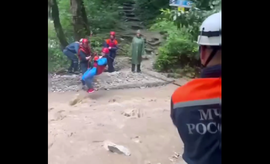 Сотрудники МЧС спасли застрявших в Агурском ущелье туристов с ребенком