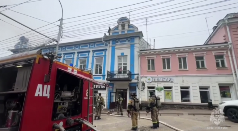 У горящего в Ставрополе исторического здания обрушилась кровля