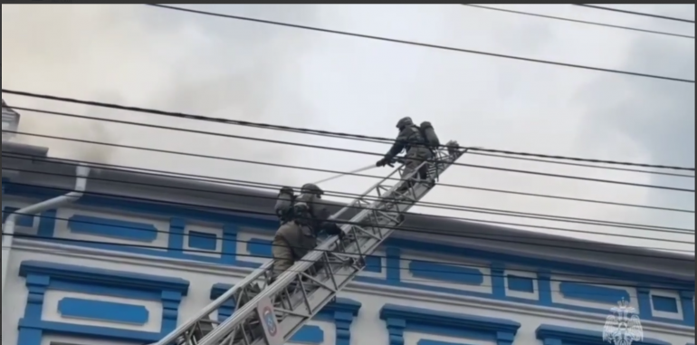 У горящего в Ставрополе исторического здания обрушилась кровля