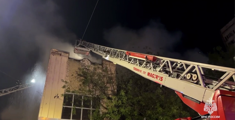 Спящего питона спасли из горящего здания в Москве