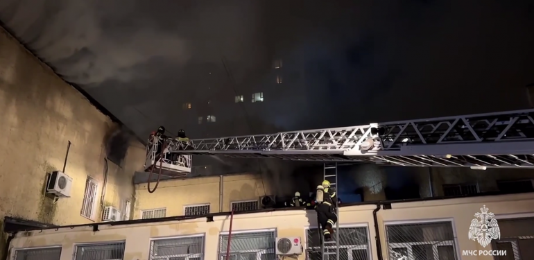 Пожар в здании на востоке Москвы перекинулся на кровлю