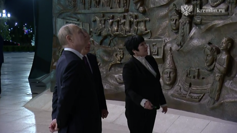 Путин возложил цветы к монументу Независимости в Ташкенте