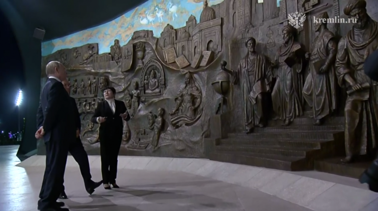 Путин возложил цветы к монументу Независимости в Ташкенте