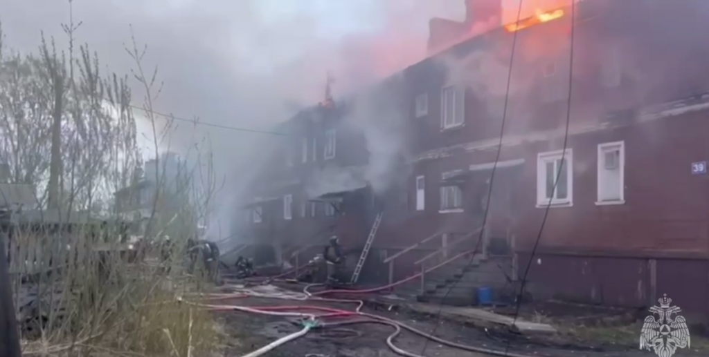 Спасатели нашли погибшего в горящем доме в Архангельске