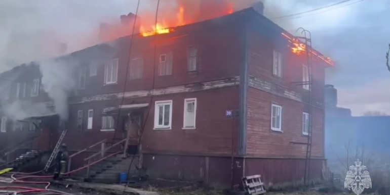 Спасатели нашли погибшего в горящем доме в Архангельске