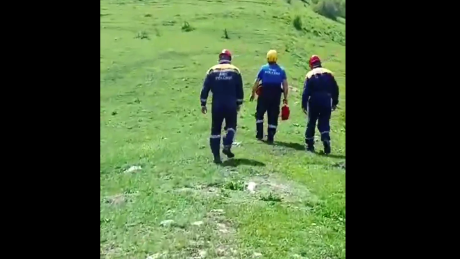 Сотрудники МЧС спасли упавшего парапланериста в горах