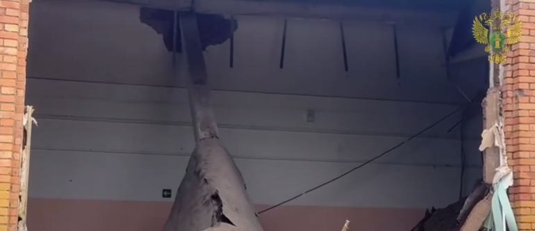 Полоток и стена обрушились в школе в Приморье