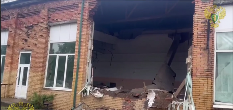 Полоток и стена обрушились в школе в Приморье