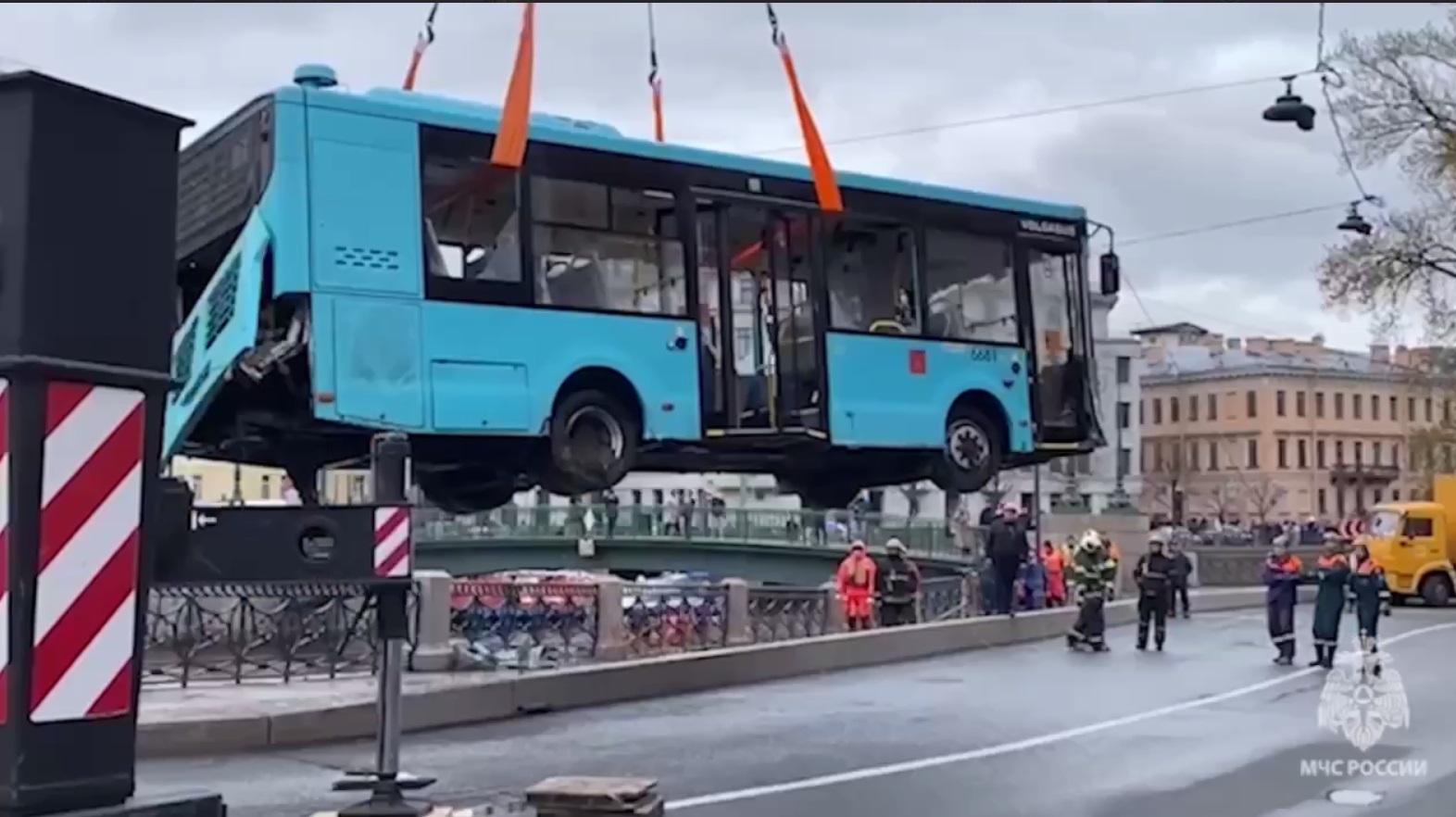 Автобус в петербурге упал в мойку