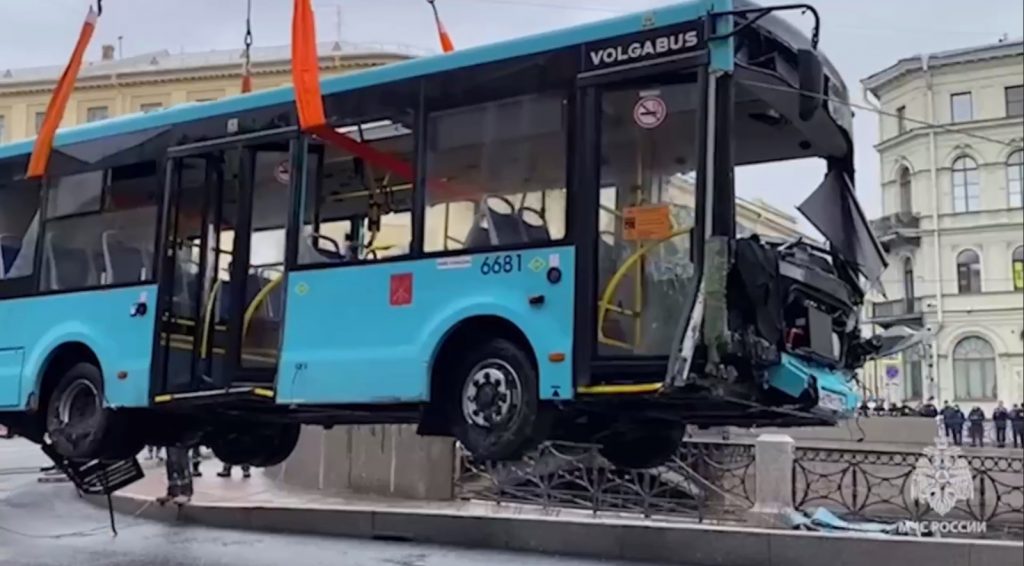 Комтранс начал проверку ООО «Такси», автобус которого упал в Мойку